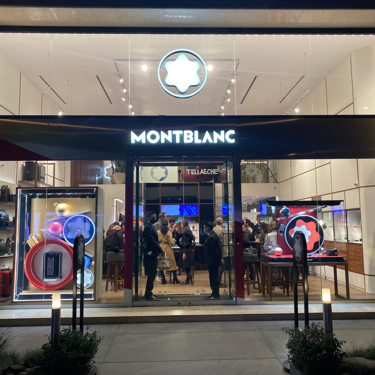 Somos la empresa que produce los aparadores para marcas como Louis Vuitton, Dolce & Gabbana, Cartier, Mont BLanc